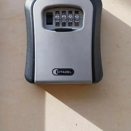 Sunny Large Terrace Wifi Airconditioners Bbq דירה מליאהה
