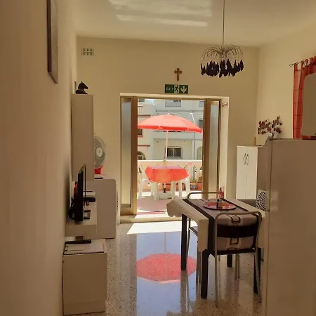Sunny Large Terrace Wifi Airconditioners Bbq Mellieha